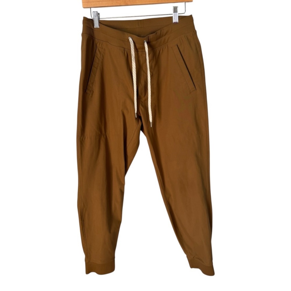 VUORI Meta Jogger Pants Mens Medium Tobacco Stretch Athleisure Golf V436